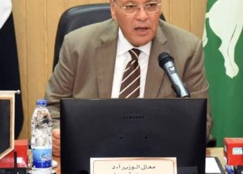 محافظ الشرقية يُكرم مدير مديرية الطب البيطرى تقديرًا لجهوده