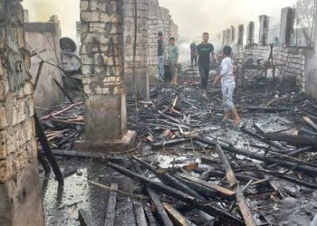 بالصور.. إصابة عاملين فى حريق داخل مزرعة دواجن بكفر شكر
