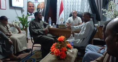 رئيس قرية بقنا يبحث مطالب منتجى الدواجن بإنشاء مصنع للأعلاف