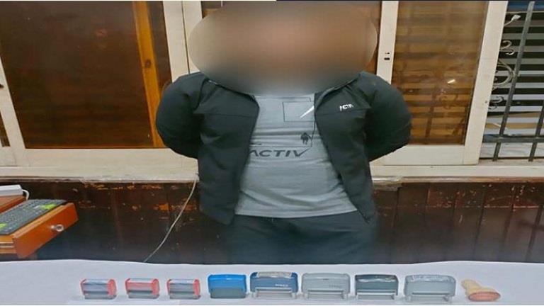 أمرت نيابة الازبكية الجزئية، بحبس طبيب بيطري، ٤ أيام على ذمة التحقيقات، لاتهامه بتزوير روشتات طبية مختلفة لصرف أدوية مُدعمة أخرى مدرجة بجدول المخدرات.