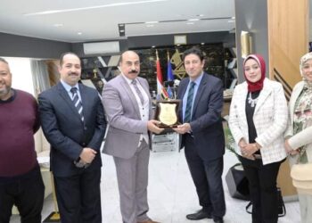 محافظ أسوان يُشيد بجهود البيطريين في دعم الثروة الحيوانية