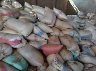 عاجل.. ضبط 40 طن خامات أعلاف داخل مصنع بلبيس بمحافظة الشرقية (بالصور)