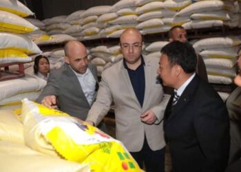 محافظ بني سويف يتفقد مصنع لإنتاج علف الدواجن
