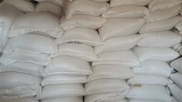 ضبط طن نخالة مجهولة المصدر داخل "مدشة" لخلط وتعبئة الأعلاف بالمنوفية
