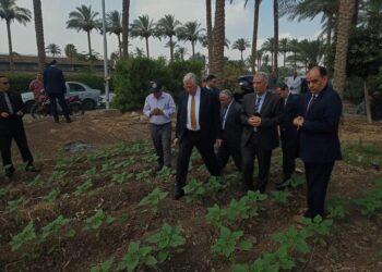 جولة تفقدية لوزير الزراعة داخل المزارع البحثية والإرشادية بمركز البحوث