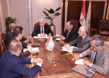 "القصير" يبحث مع مسئولي إحدى كبرى الشركات الليبية زيادة حجم استثمارتهم في مصر