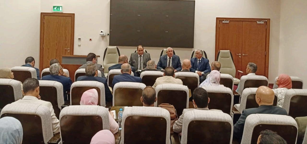 وزير الزراعة يعقد إجتماع موسع مع عدد من الباحثين في مجالي الإنتاج الحيواني والبساتين