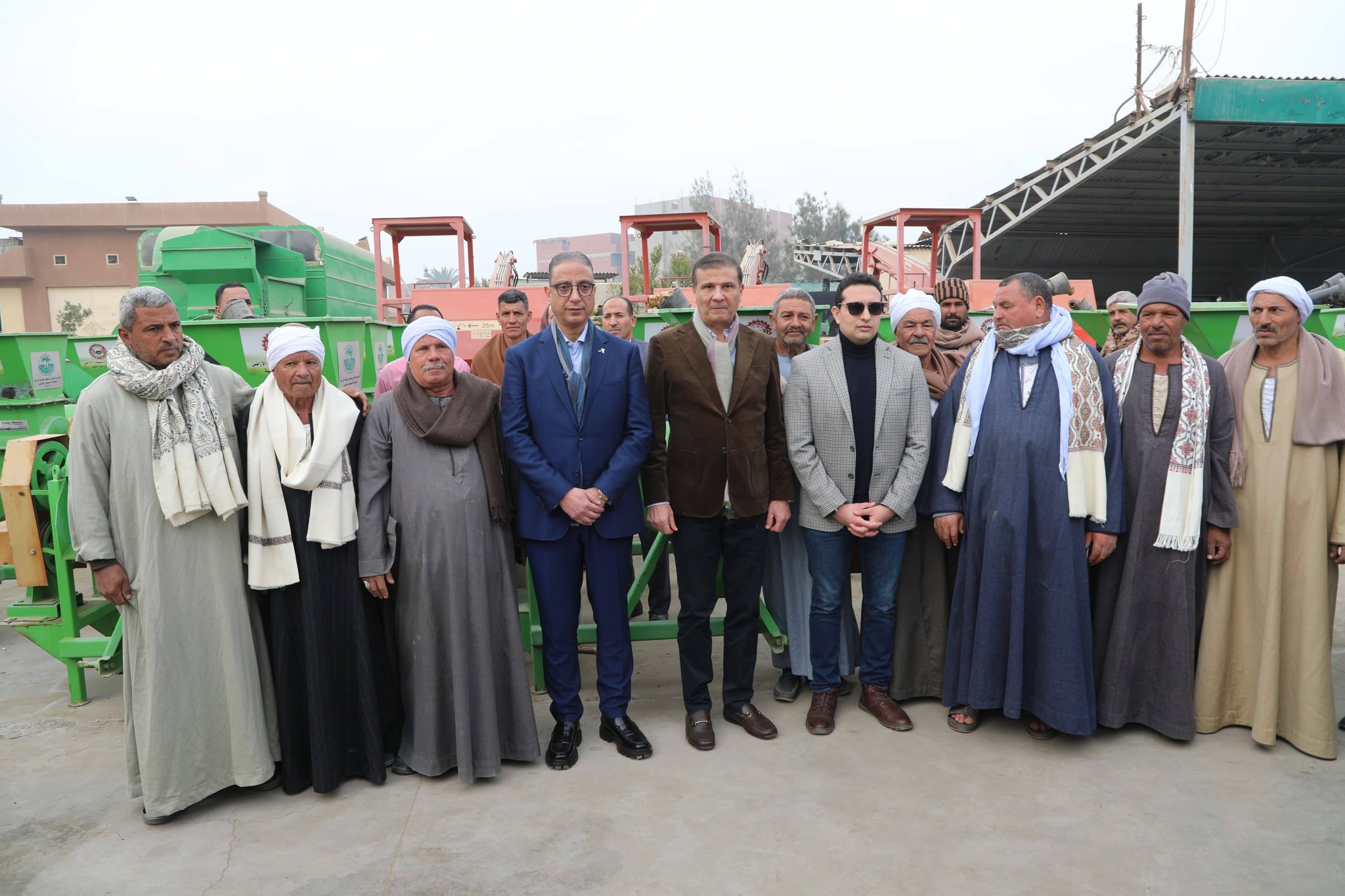 وزير الزراعة ومحافظ الفيوم يوزعان 15 "فراطة ذرة" على صغار المزارعين