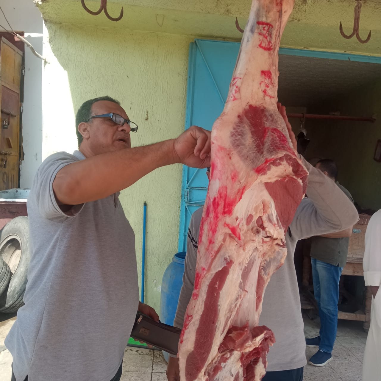 ضبط 13 جزارًا يبيعون لحومًا غير صالحة للاستهلاك الآدمى