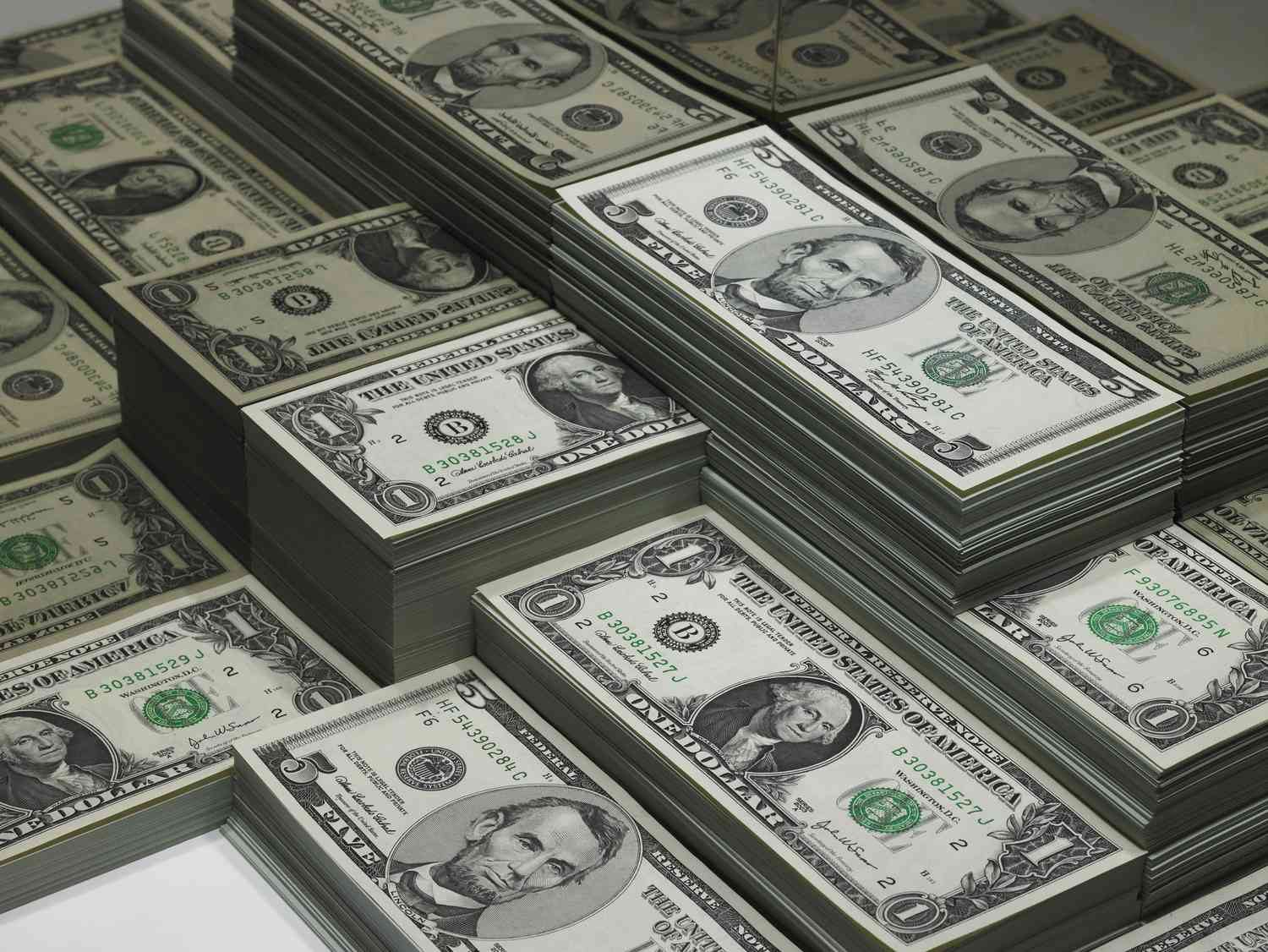 خبير اقتصادي: قرارات البنك المركزي تحرم تجار العملة من التلاعب بسعر الدولار