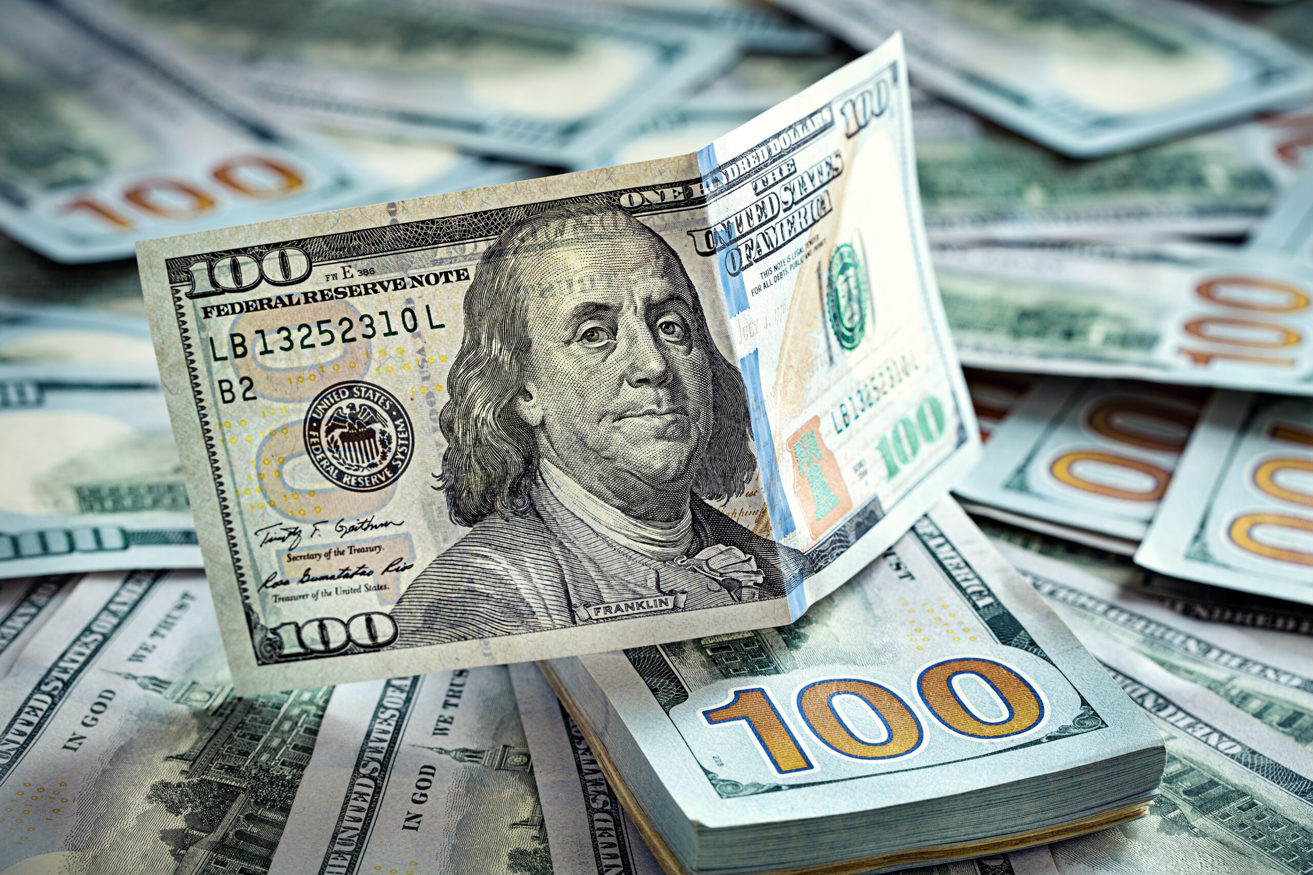 الشلل يضرب السوق السوداء للدولار بعد توقيع صفقة رأس الحكمة
